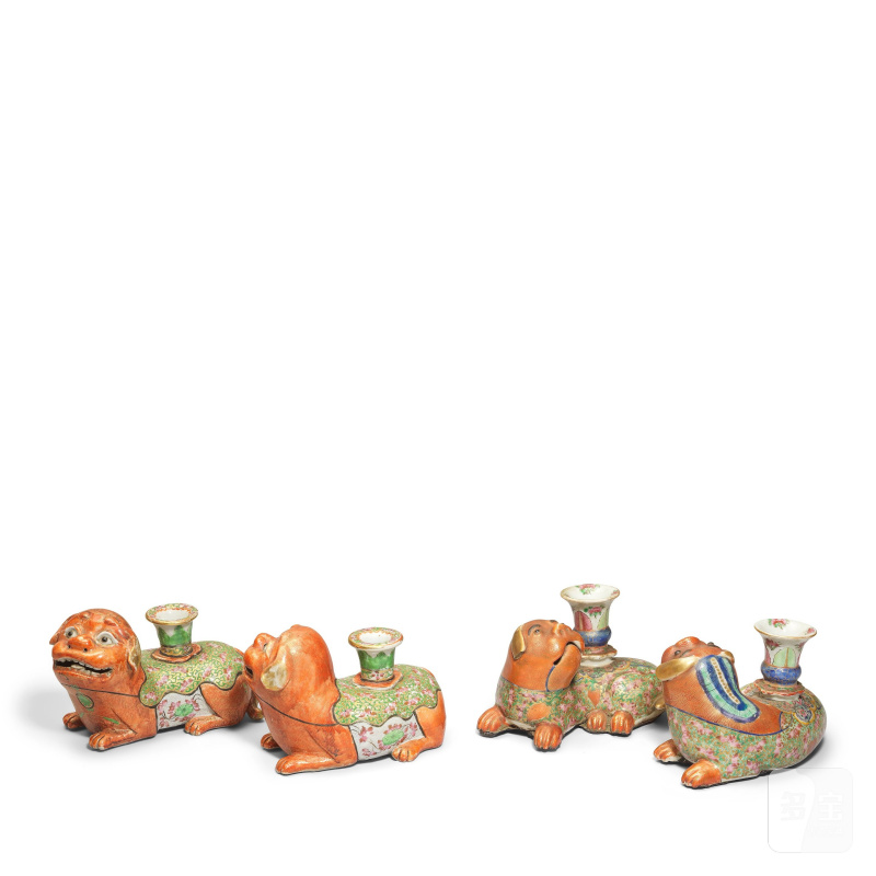 十九世紀 粉彩佛獅燭臺兩對 | TWO PAIRS OF FAMILLE ROSE 'LION' CANDLESTICKS - 图2